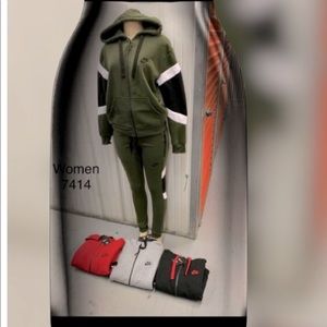 Woman Nike jogging suit’s jacket & pants set.